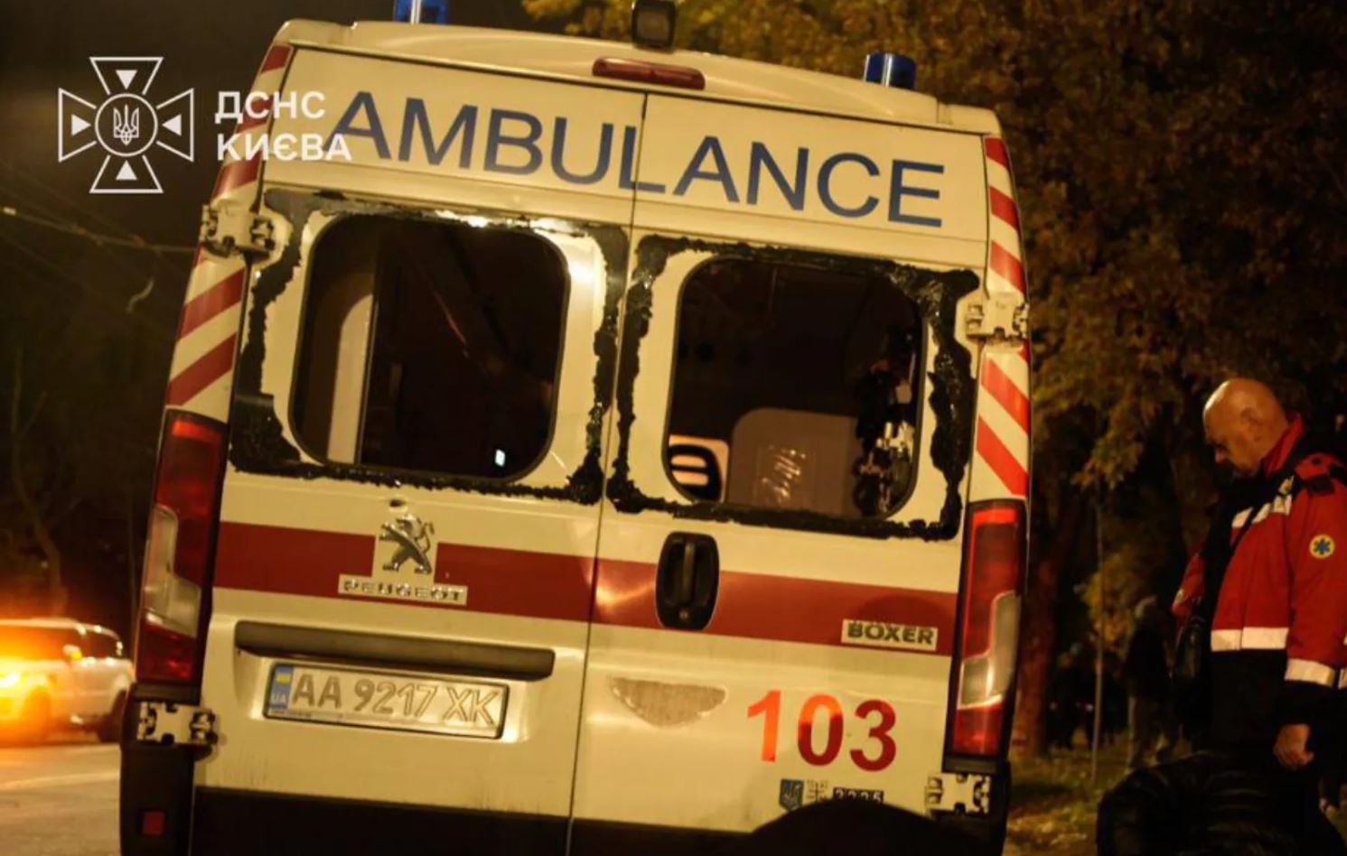 Ασθενοφόρο που υπέστη ζημιές κατά τη ρωσική επίθεση με βαλλιστικό πύραυλο στο Κίεβο, τη νύχτα της 26ης προς την 27η Οκτωβρίου 2026. Φωτογραφία: Κρατική Υπηρεσία Έκτακτης Ανάγκης της Ουκρανίας / Telegram.