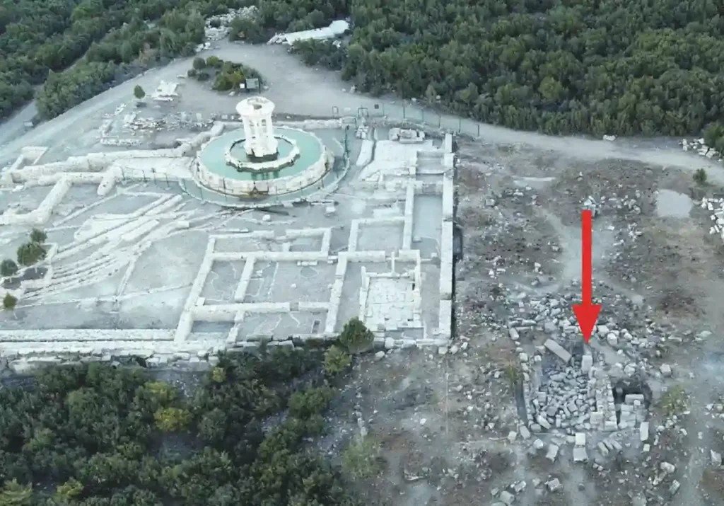 Αεροπορική άποψη της Αγοράς της αρχαίας Κίβυρας στη νοτιοδυτική Τουρκία. Το κόκκινο βέλος σημειώνει τη θέση όπου ανακαλύφθηκε το τετράπλευρο μνημείο χρησμών το 2024. Πηγή: Kileci, Tüner Önen & Özüdoğru (2026), Gephyra