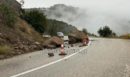 Φθιώτιδα: Τεράστιοι βράχοι έπεσαν σε επαρχιακό δρόμο λόγω της κακοκαιρίας – Επικίνδυνη η διέλευση των οχημάτων – ΦΩΤΟ