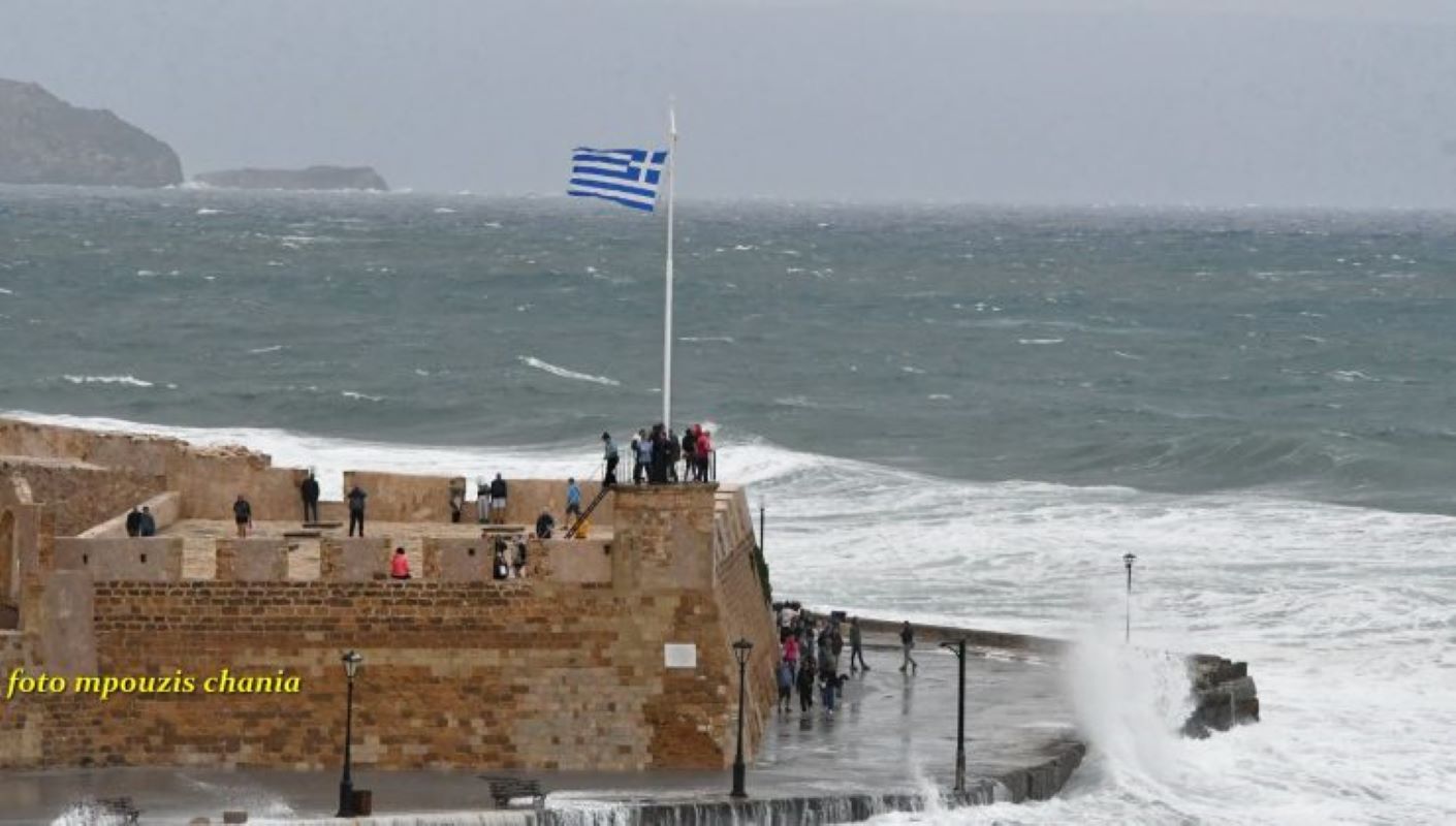 Χανιά: «Φούσκωσε» η θάλασσα και βγήκαν τα κύματα στη στεριά στο παλιό λιμάνι – Εντυπωσιακές εικόνες
