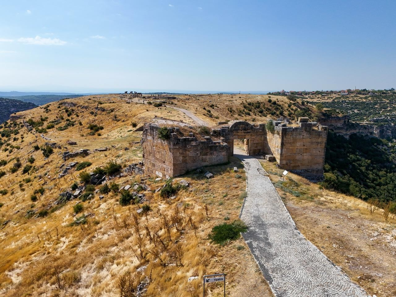 Ερείπια της αρχαίας πόλης της Βλαύνδου, όπου οι αρχαιολόγοι αποκάλυψαν υπολείμματα τείχους που περιέβαλλε τον βόρειο ναό, όπως φαίνονται στο Ουλουμπέι του Ουσάκ, στην Τουρκία, 1 Οκτωβρίου 2026. (Φωτογραφία: AA)