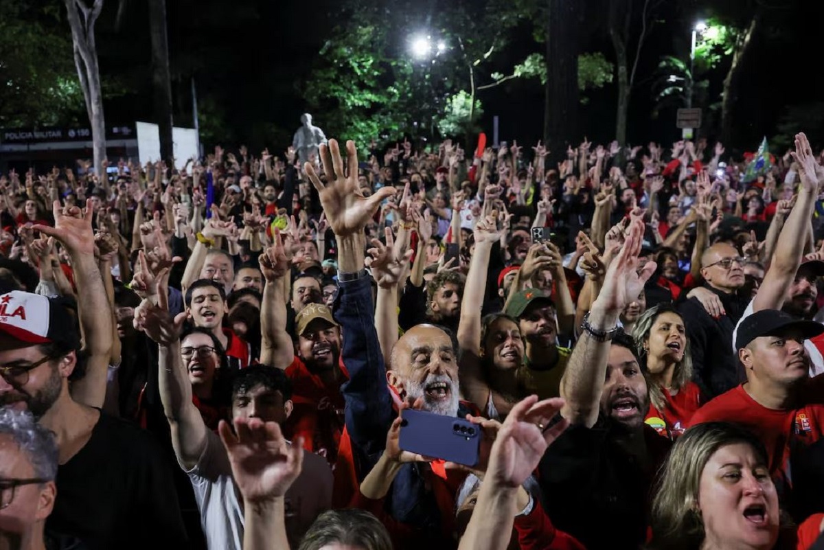 Υποστηρικτές του Λουίς Ινάσιο Λούλα ντα Σίλβα και του Εργατικού Κόμματος (PT) πανηγυρίζουν τη νίκη του στις προεδρικές εκλογές, στη λεωφόρο Παουλίστα του Σάο Πάολο, στις 26 Οκτωβρίου 2026. Φωτογραφία: Reuters / Amanda Perobelli