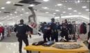 Επικό βίντεο: Διαρρήκτης κρυβόταν στην οροφή πολυκαταστήματος - Επεσε στο κενό μπροστά στους αστυνομικούς