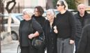 Μνημόσυνο Μαζωνάκη στη Νίκαια: Συντετριμμένη έφτασε στην εκκλησία η μητέρα του, Κλειώ – Το συγκινητικό σημείωμα έξω από τον Ιερό Ναό