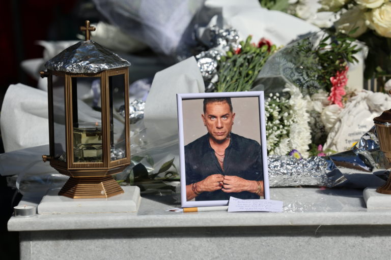 Νίκαια: Σε κλίμα συγκίνησης το 40ήμερο μνημόσυνο για τον Γιώργο Μαζωνάκη – Λουλούδια, κεριά και σημειώματα, συντετριμμένη η οικογένειά του – ΦΩΤΟ και ΒΙΝΤΕΟ