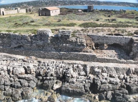 Περιοχή κατάρρευσης του επιθαλάσσιου τείχους λόγω έντονης βροχόπτωσης και παρατεταμένης προσβολής από τους κυματισμούς