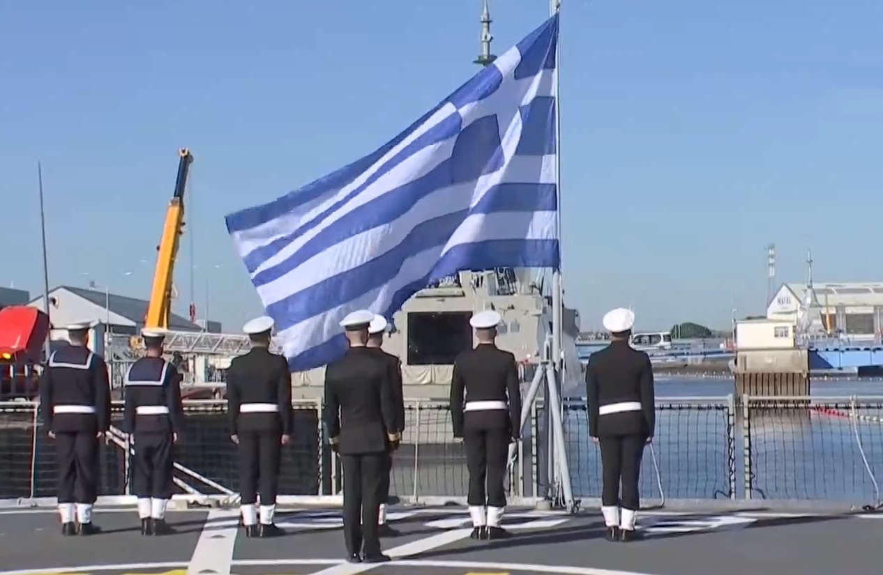 ελληνική σημαία στη φρεγάτα Belharra «Νέαρχος»