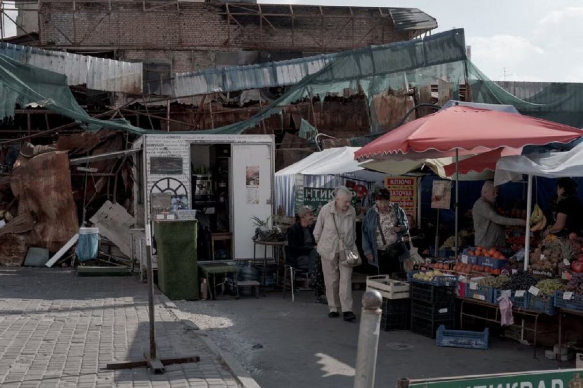 Πάγκος σε λαϊκή αγορά του Κιέβου, την περασμένη εβδομάδα. Ακόμη και τα καθημερινά ψώνια έχουν μετατραπεί σε δοκιμασία, καθώς οι σειρήνες αναγκάζουν τους πολίτες να εγκαταλείπουν καταστήματα και αγορές αναζητώντας καταφύγιο. Φωτογραφία: Jędrzej Nowicki/The New York Times