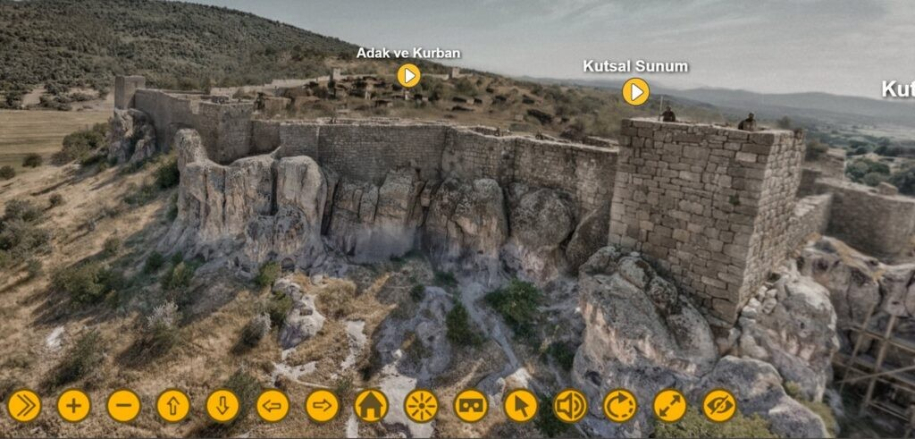 Ψηφιακή αναπαράσταση που δείχνει πώς τα οχυρωματικά τείχη συμπλήρωναν τους φυσικούς σχηματισμούς βράχων γύρω από τη Γιαζιλίκαγια/Κάστρο του Μίδα. Φωτογραφία: Καθ. Δρ. Γιουσούφ Πολάτ / Ανασκαφές Γιαζιλίκαγια–Κάστρου του Μίδα