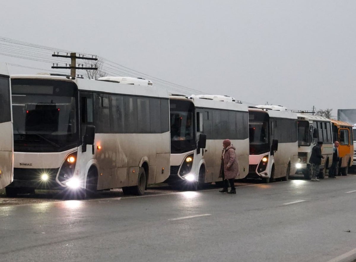 Ουκρανία: 25 λεωφορεία απομακρύνουν κατοίκους από το κατεχόμενο Ολέσκι – «Ζούσαμε με ένα φλιτζάνι ρύζι την ημέρα»