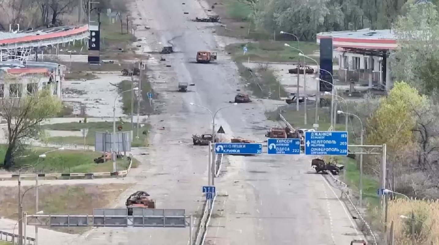 Στιγμιότυπο από βίντεο drone, που δόθηκε στη δημοσιότητα στις 24 Σεπτεμβρίου 2026, δείχνει κατεστραμμένα οχήματα σε δρόμο της Ολέσκι, στην περιφέρεια της Χερσώνας, σε περιοχή της Ουκρανίας που ελέγχεται από τη Ρωσία. (34th Separate Marine Brigade “Borysfen”/Handout via REUTERS/File Photo)