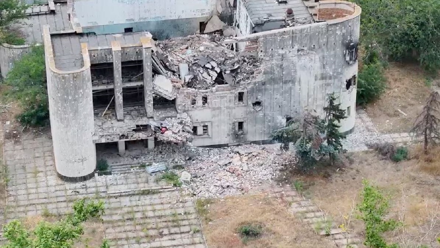 Στιγμιότυπο από βίντεο drone, που δόθηκε στη δημοσιότητα στις 12 Σεπτεμβρίου 2026, δείχνει κατεστραμμένο κτίριο στην Ολέσκι, στην περιφέρεια της Χερσώνας, σε περιοχή της Ουκρανίας που ελέγχεται από τη Ρωσία. (34th Separate Marine Brigade “Borysfen”/Handout via REUTERS/File Photo)