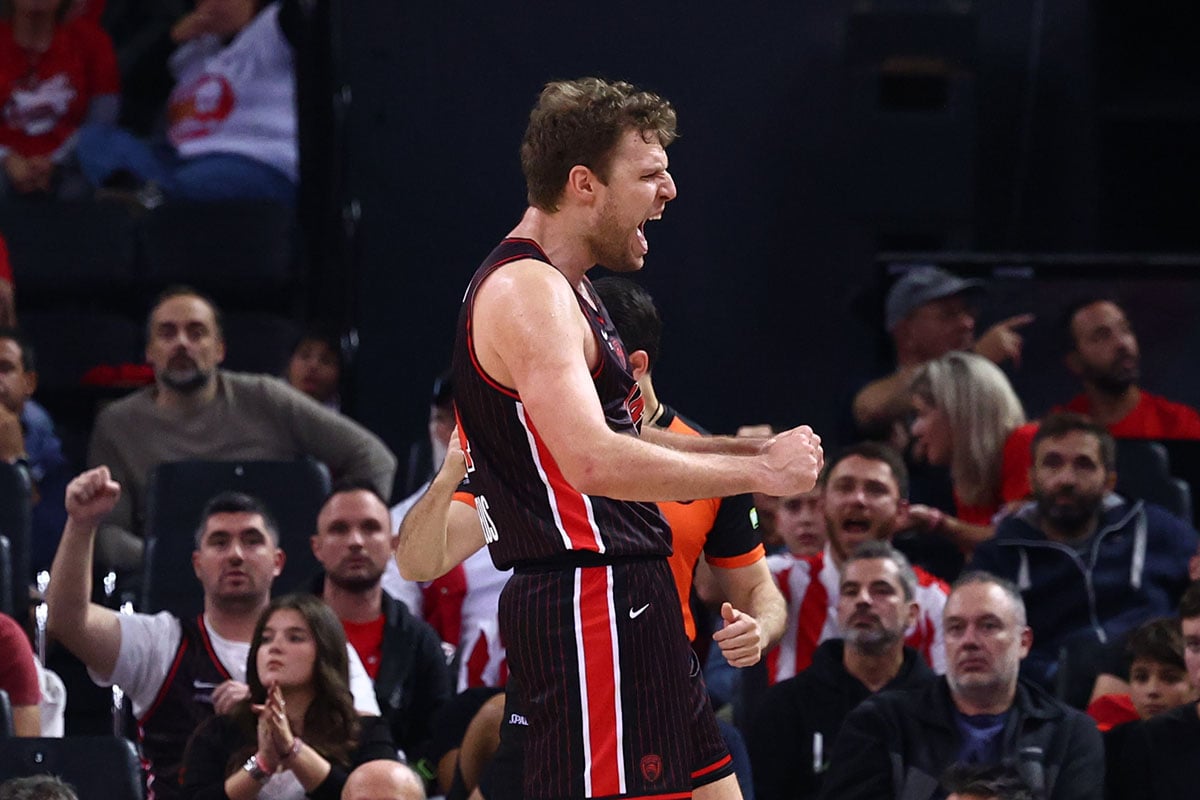 Ολυμπιακός – Αρμάνι Μιλάνο 84-78: Δύσκολη νίκη για τους Πειραιώτες με πρωταγωνιστές Βεζένκοφ και ΜακΙντάιρ