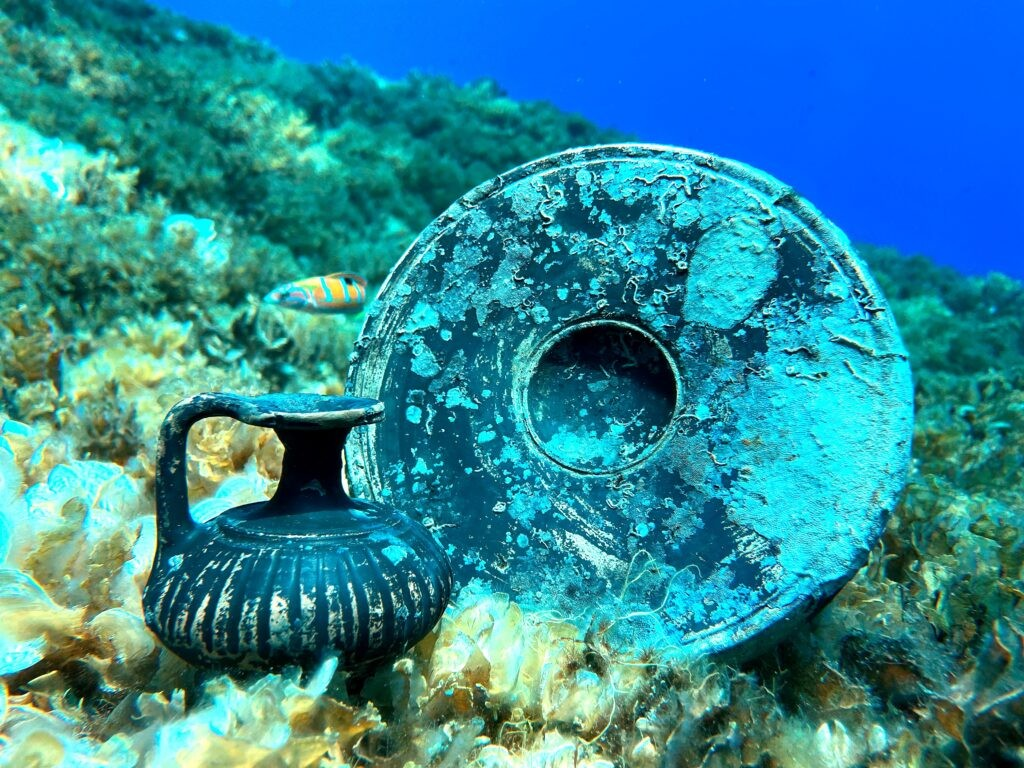 Μελαμβαφή (μαύρα εφυαλωμένα) κεραμικά αγγεία που ανασύρθηκαν από το ηλικίας 2.300 ετών ελληνιστικό ναυάγιο στον κόλπο Gnjilna, κοντά στο νησί Βις της Κροατίας. Φωτογραφία: Κροατικό Ινστιτούτο Συντήρησης (HRZ)