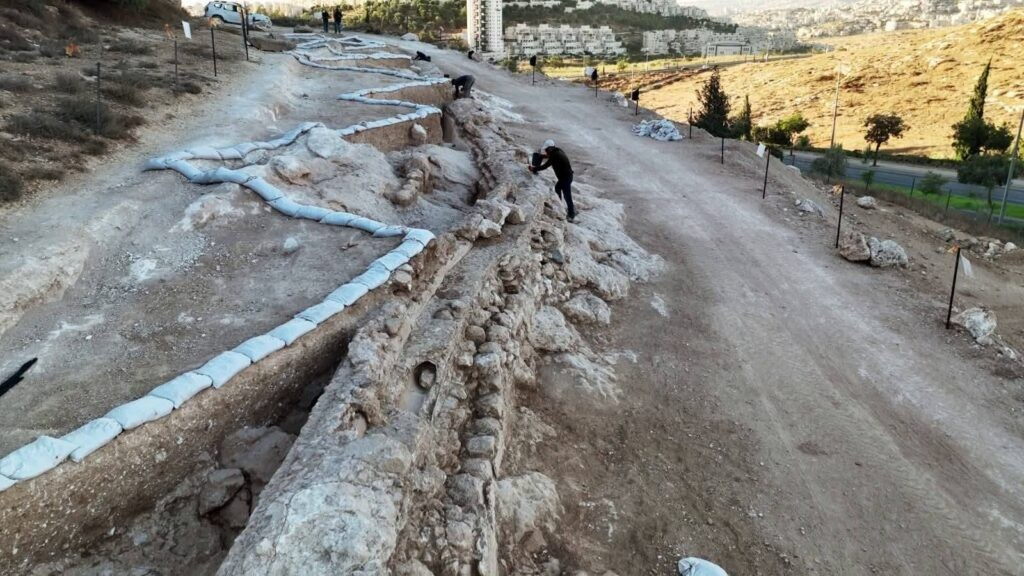 Μια πιο κοντινή άποψη του Κάτω Υδραγωγείου της Ιερουσαλήμ, που δείχνει το αρχαίο πέτρινο κανάλι και τους μεταγενέστερους κεραμικούς σωλήνες που εγκαταστάθηκαν κατά την Οθωμανική περίοδο. Πηγή: Αρχή Αρχαιοτήτων του Ισραήλ