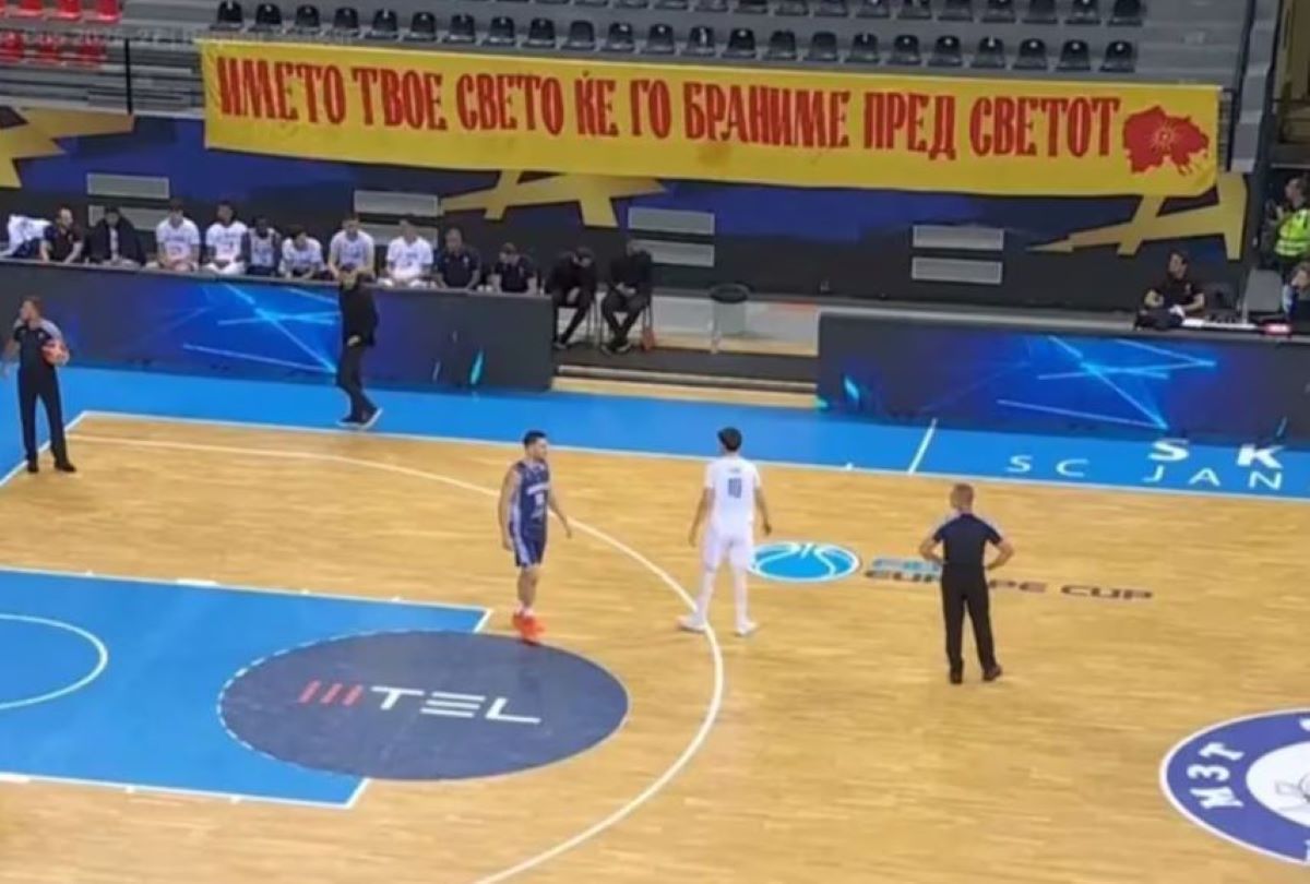 Προκλητικό πανό των οπαδών της ΜΖΤ Σκοπίων στο ματς με τον Ηρακλή – Δείχνει χάρτη της Βόρειας Μακεδονίας με σύνορα στη Χαλκιδική