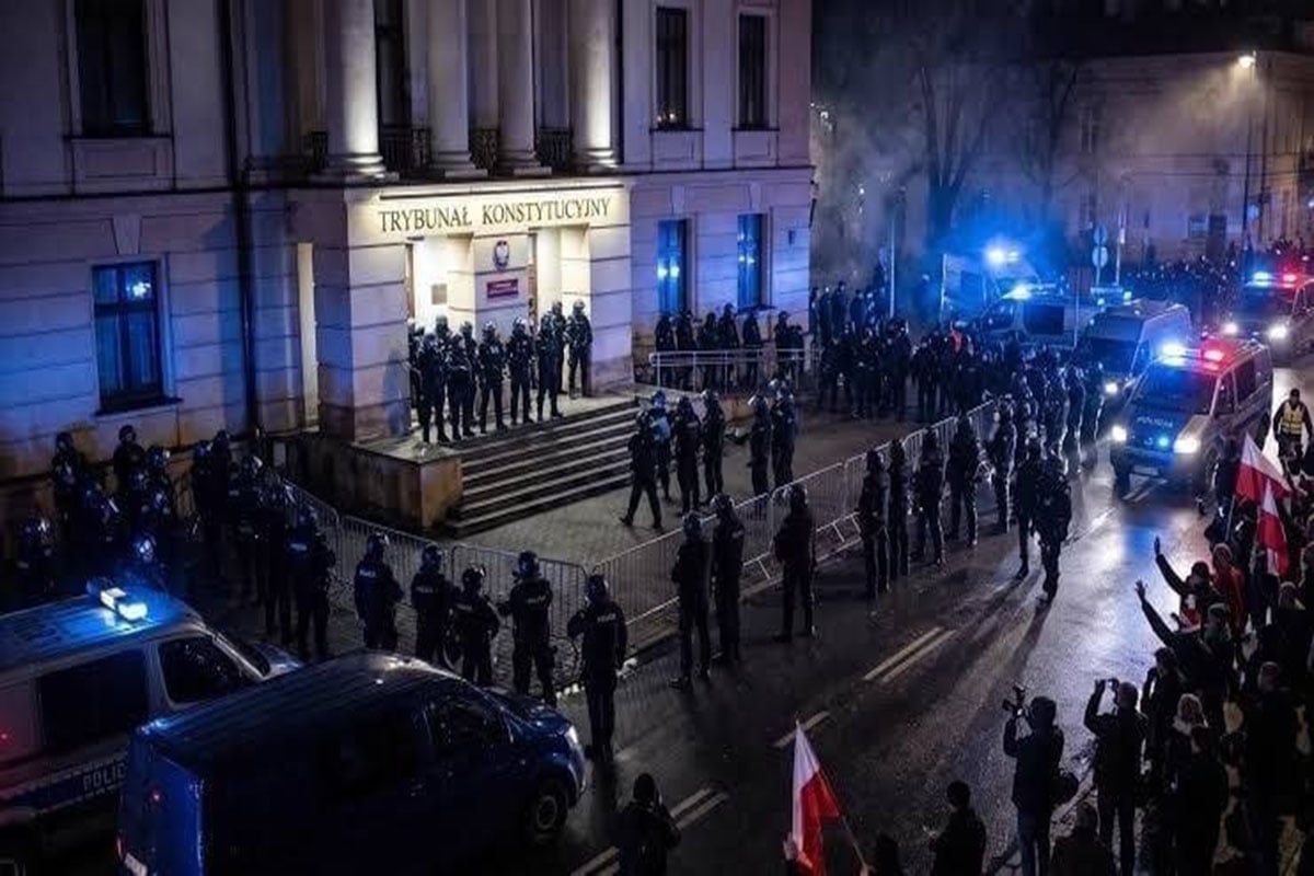 Πολωνία: Εσπευσμένα στο Συνταγματικό Δικαστήριο ο πρόεδρος Ναβρότσκι – Υπό αστυνομικό κλοιό το κτίριο
