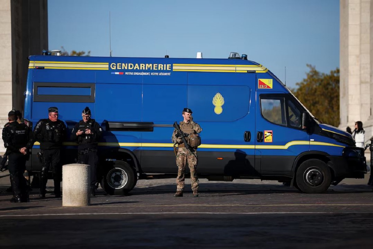 Ισχυρές δυνάμεις ασφαλείας συγκεντρώνονται μπροστά από την Αψίδα του Θριάμβου στο Παρίσι, στις 31 Οκτωβρίου 2026, εν μέσω των μαζικών κινητοποιήσεων κατά της ακρίβειας και της κυβερνητικής πολιτικής. (REUTERS/Pedro Nunes)