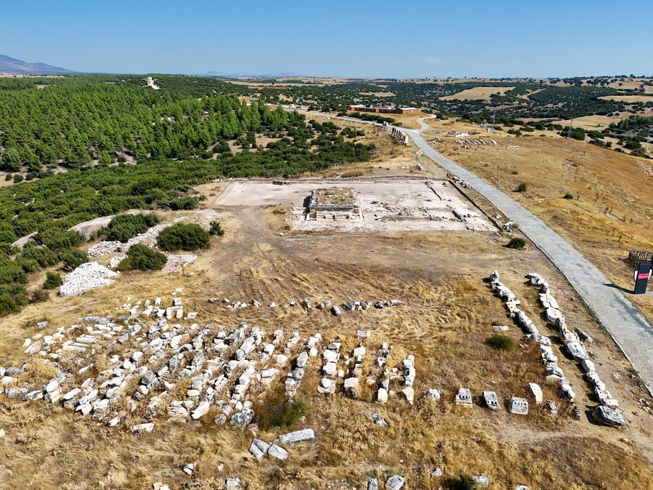 Στο Ουλουμπέι του Ουσάκ, στην Τουρκία, διακρίνονται τα ερείπια της αρχαίας πόλης της Βλαύνδου, όπου αρχαιολόγοι έφεραν στο φως υπολείμματα τείχους που περιέβαλλε τον βόρειο ναό, 1 Οκτωβρίου 2026. (Φωτογραφία: AA)