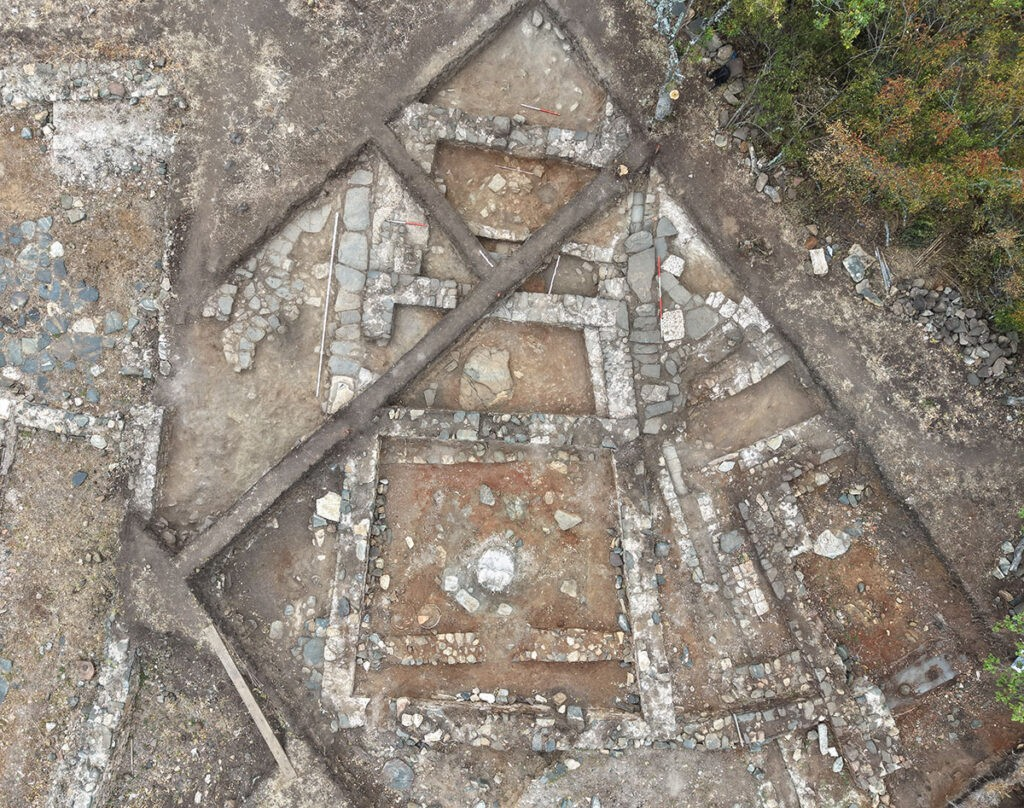 Αεροπορική άποψη του παγανιστικού ναού της Ύστερης Αρχαιότητας στο Μπάλακ Ντερέ (Balak Dere) κοντά στο Ιβάιλοβγκραντ (Ivaylovgrad) της Βουλγαρίας. Οι ανασκαμμένες πέτρινες θεμελιώσεις αποκαλύπτουν την ασυνήθιστη αρχιτεκτονική διάταξη του ιερού και τα διασυνδεδεμένα δωμάτια. Πηγή φωτογραφίας: Εθνικό Ιστορικό Μουσείο Βουλγαρίας