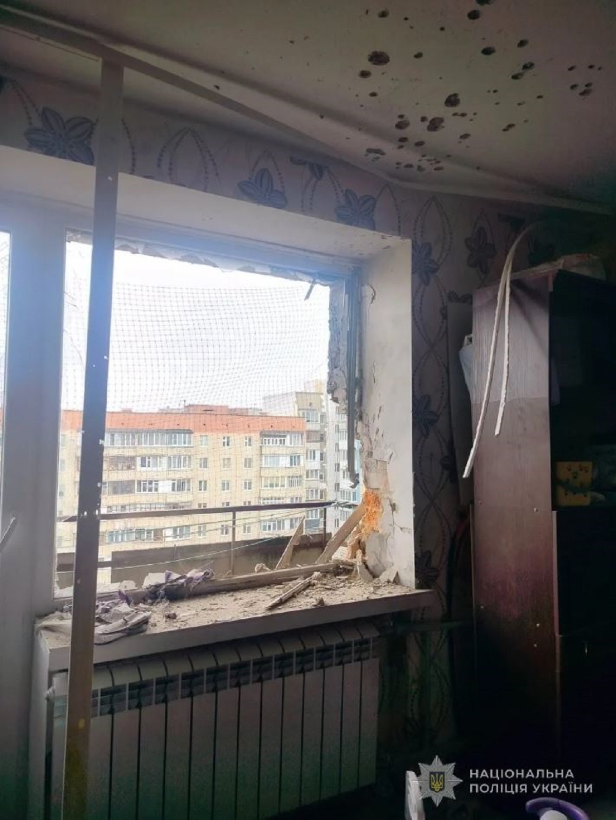 Σπασμένα τζάμια, συντρίμμια και εκτεταμένες φθορές στο εσωτερικό κατοικίας στο Λουτσκ, μετά την πτώση συντριμμιών ρωσικού drone, στις 14 Οκτωβρίου 2026. Από την επίθεση υπέστη ζημιές και εννιαώροφη πολυκατοικία της πόλης, ενώ τραυματίστηκαν δύο άνθρωποι, ανάμεσά τους ένα παιδί. (Πηγή: Εθνική Αστυνομία της Ουκρανίας)
