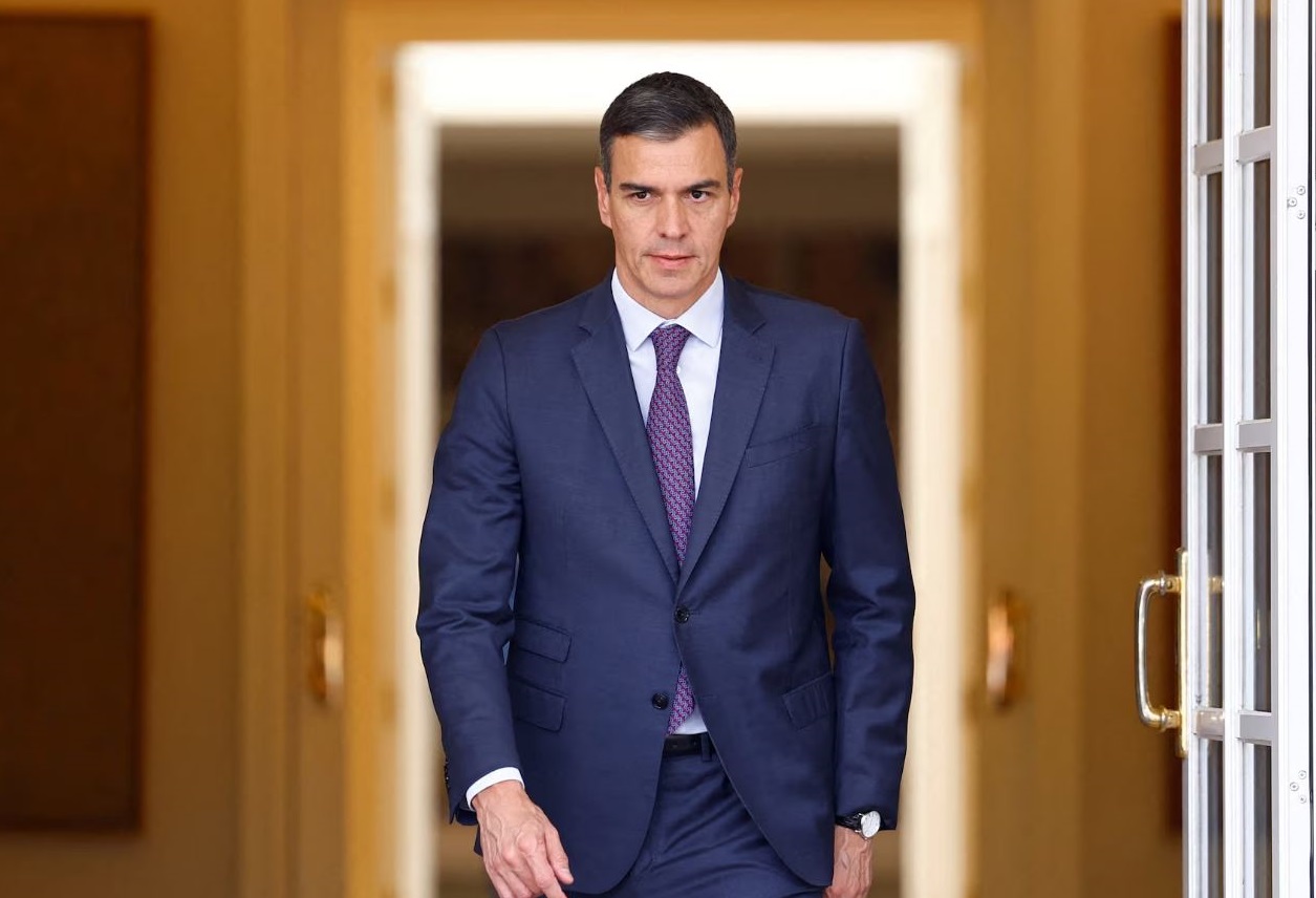 Ισπανία: «Καταστρέφει τη χώρα» – Οι αντιδράσεις πολιτών και αντιπολίτευσης μετά την προκήρυξη πρόωρων εκλογών από τον Σάντσεθ