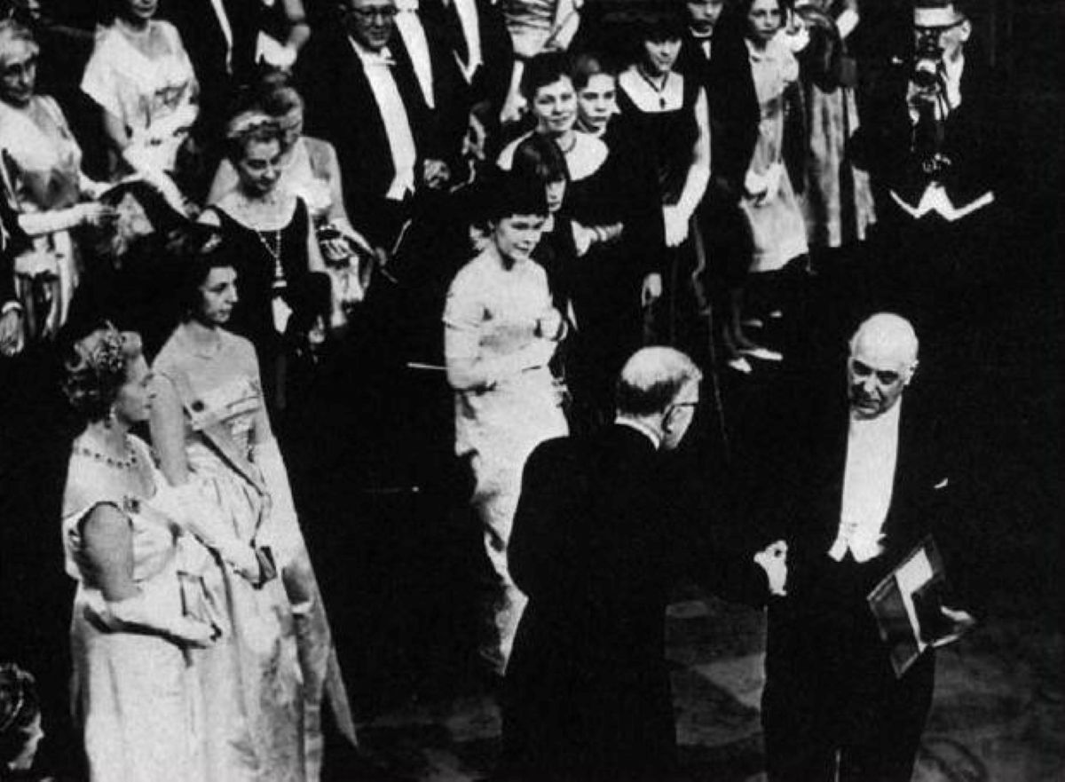 Τo enikos.gr «θυμάται» την ημέρα που ο Σεφέρης έπαιρνε το Νόμπελ Λογοτεχνίας με αφορμή την σημερινή ανακοίνωση της Σουηδικής Ακαδημίας