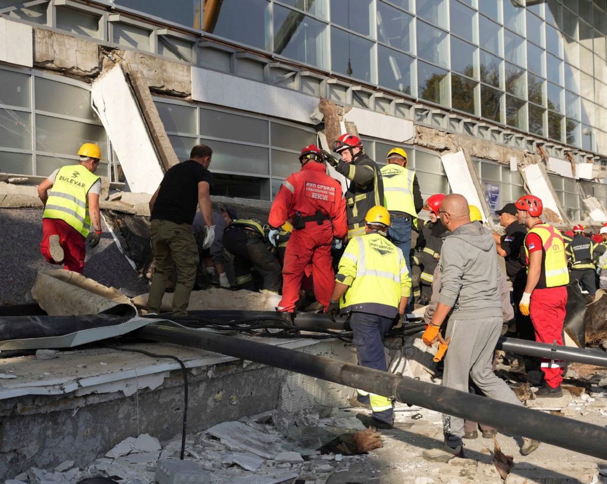Διασώστες επιθεωρούν την κατάρρευση της οροφής στον σιδηροδρομικό σταθμό του Νόβι Σαντ. Φωτογραφία: Υπουργείο Εσωτερικών της Σερβίας/AP