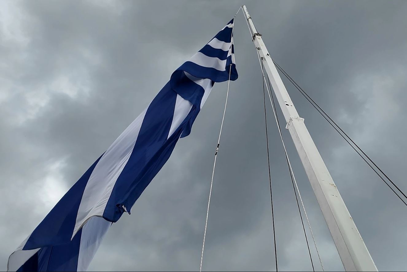 Χίος: Υψώθηκε υπό βροχή η μεγάλη σημαία στο λιμάνι του νησιού – ΦΩΤΟ και ΒΙΝΤΕΟ