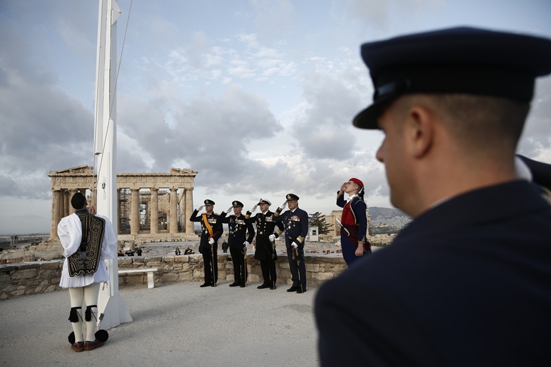Έπαρση σημαίας στην Ακρόπολη