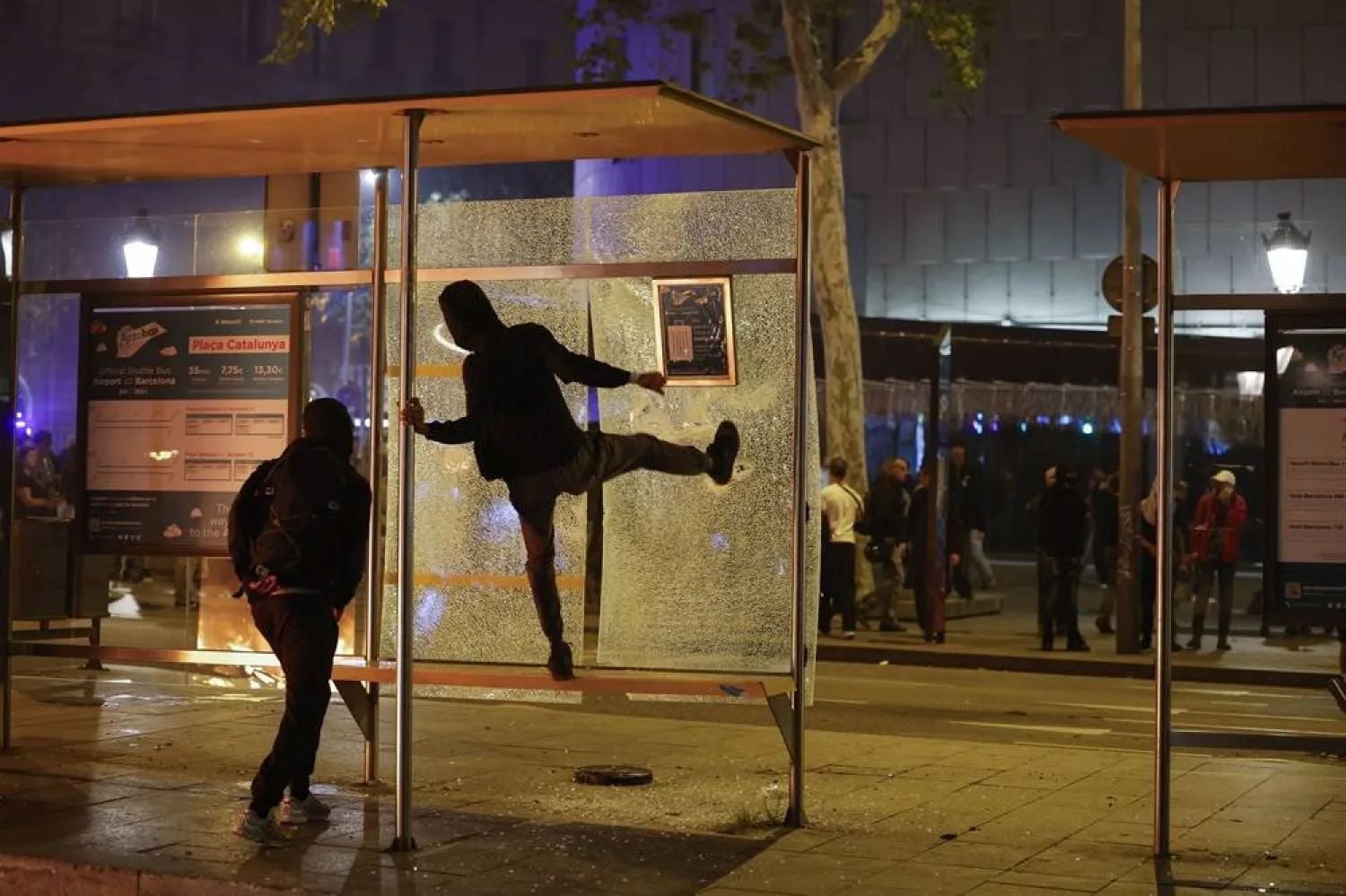 Ισπανία: 128 συλλήψεις στη Βαρκελώνη τη νύχτα για βανδαλισμούς και λεηλασίες – «Πρόκειται για απρόκλητη βία»