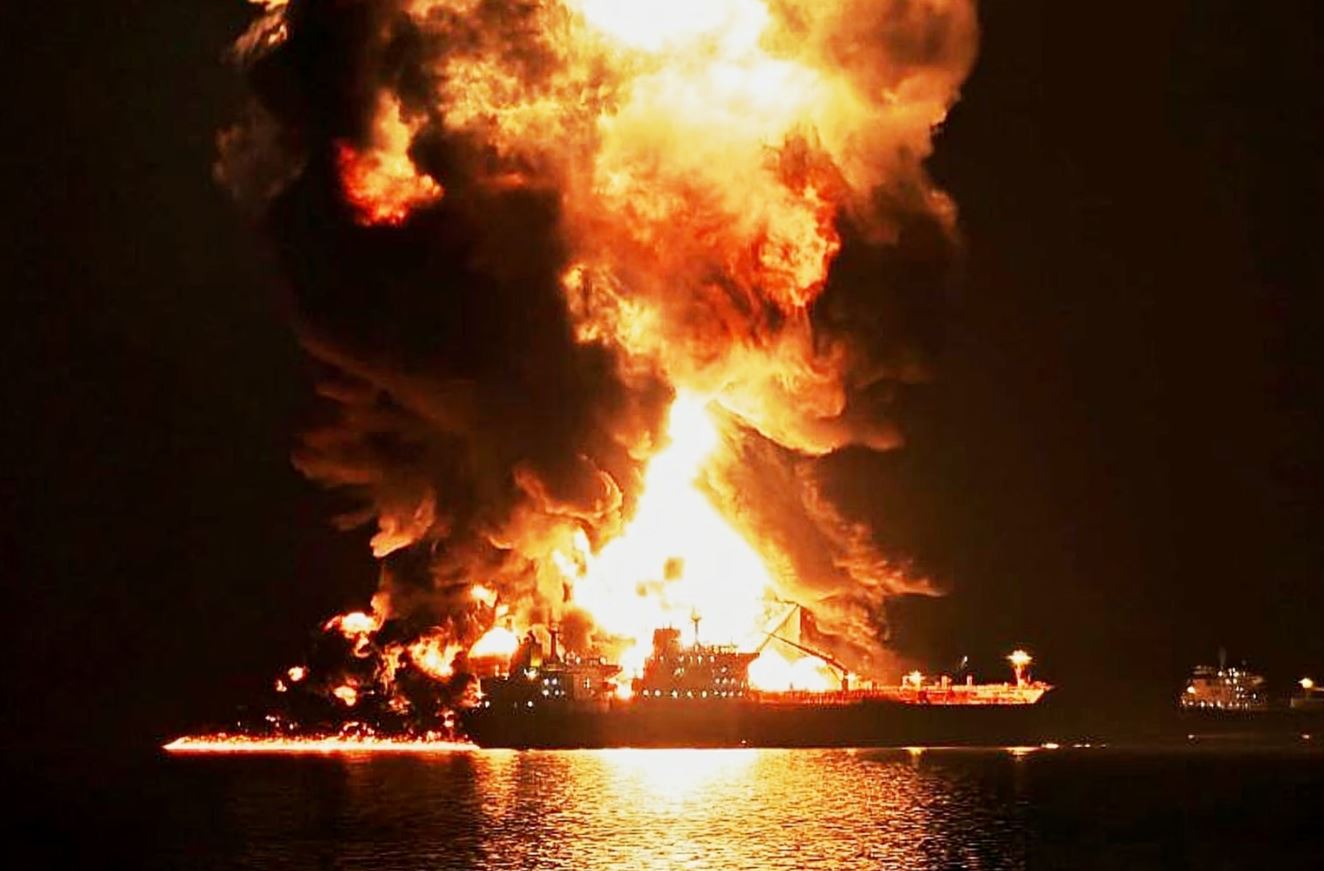 Συναγερμός στα Στενά του Ορμούζ: Υπερδεξαμενόπλοιο φέρεται να τυλίχθηκε στις φλόγες, σύμφωνα με ιρανικά ΜΜΕ