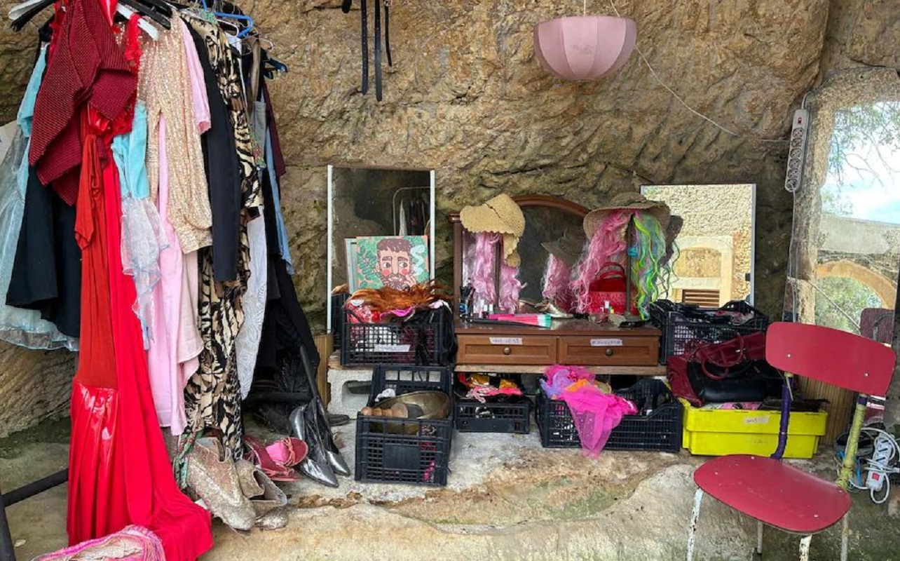Καλλυντικά, ρούχα και αξεσουάρ που φυλάσσονταν σε σπηλιά στον χώρο όπου διέμενε η κοινότητα. (The Telegraph)