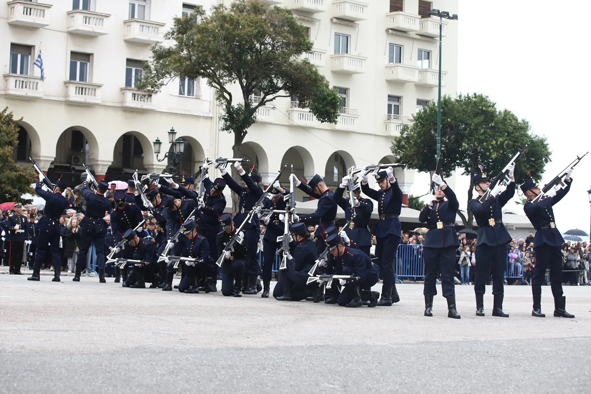 Θεσσαλονίκη: Η μπάντα του Πολεμικού Ναυτικού συγκίνησε με τραγούδια του Γιώργου Μαζωνάκη στην Πλατεία Αριστοτέλους – BINTEO