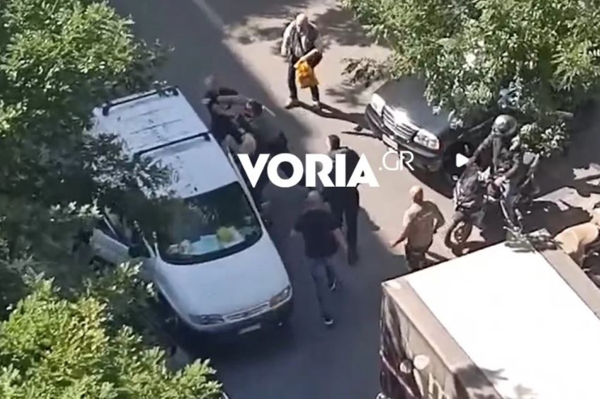 Θεσσαλονίκη: Συμπλοκή στη μέση του δρόμου – Άνοιξε την πόρτα του βαν, έβγαλε τον οδηγό και τον χτύπησε – ΒΙΝΤΕΟ