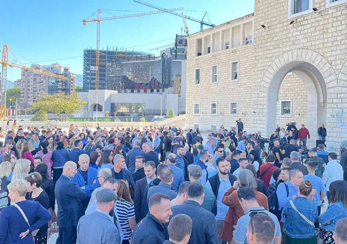 Αλβανία: Νέα επεισόδια στα Τίρανα – Μολότοφ στο πρωθυπουργικό μέγαρο, 320 τραυματίες και μποϊκοτάζ στα πανεπιστήμια