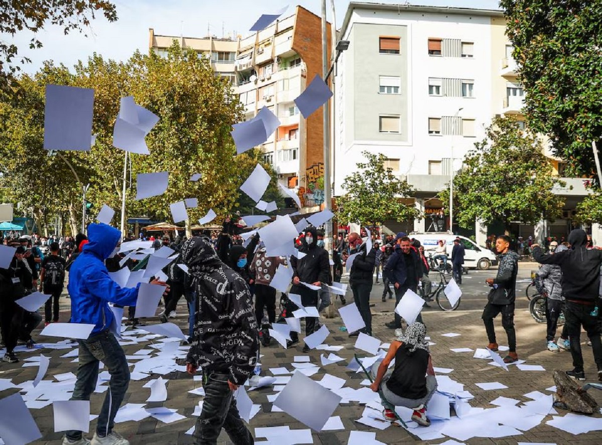 Διαδηλωτές αντιδρούν κατά τη διάρκεια συγκρούσεων με τις αστυνομικές δυνάμεις στα Τίρανα της Αλβανίας, την Πέμπτη (15/10), στην τρίτη ημέρα των αντικυβερνητικών κινητοποιήσεων. (Φωτογραφία: REUTERS/Florion Goga)