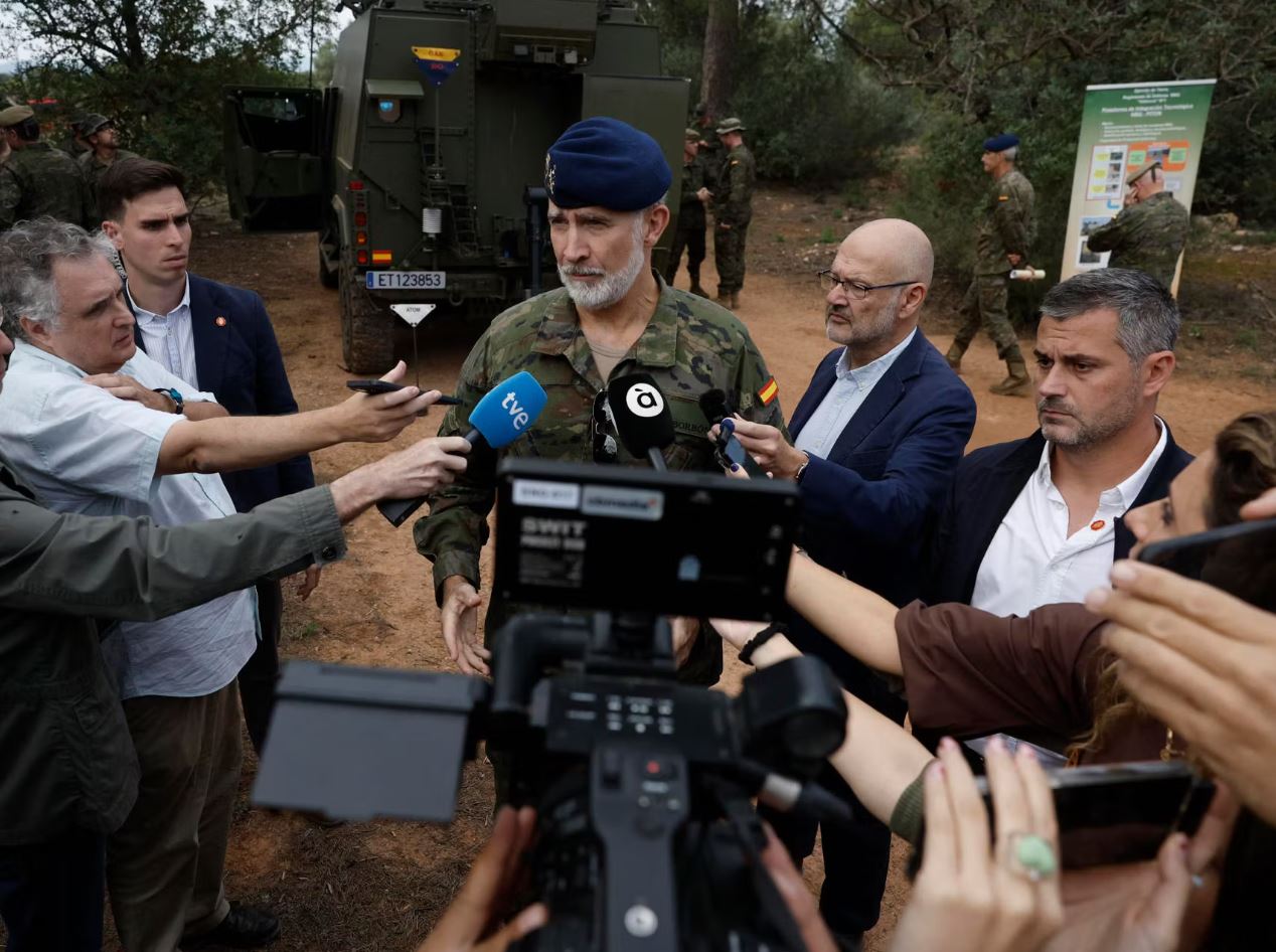 Ο βασιλιάς της Ισπανίας, Φελίπε ΣΤ΄, κάνει δηλώσεις στους δημοσιογράφους στην Μπετέρα της Βαλένθια, μετά την ενημέρωσή του για τη σιδηροδρομική τραγωδία στο Τολέδο. (Φωτογραφία: Kai Forsterling)