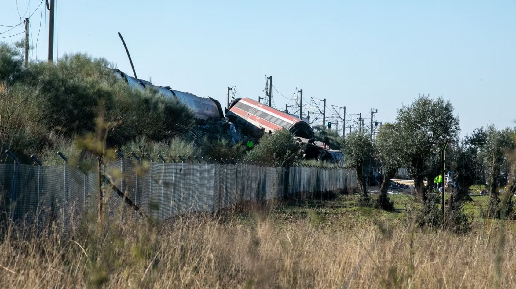 Ένα από τα βαγόνια της εταιρείας Iryo που εκτροχιάστηκαν κατά τη σιδηροδρομική τραγωδία στο Τολέδο της Ισπανίας, στις 28 Οκτωβρίου 2026. (Φωτογραφία: Juanma Jiménez)