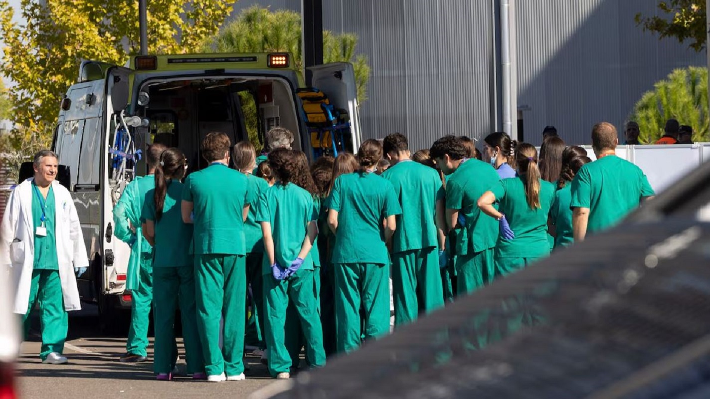 Οι πρώτοι τραυματίες από τη σιδηροδρομική τραγωδία στο Τολέδο της Ισπανίας φτάνουν στο Πανεπιστημιακό Νοσοκομείο της πόλης. (Φωτογραφία: EFE)