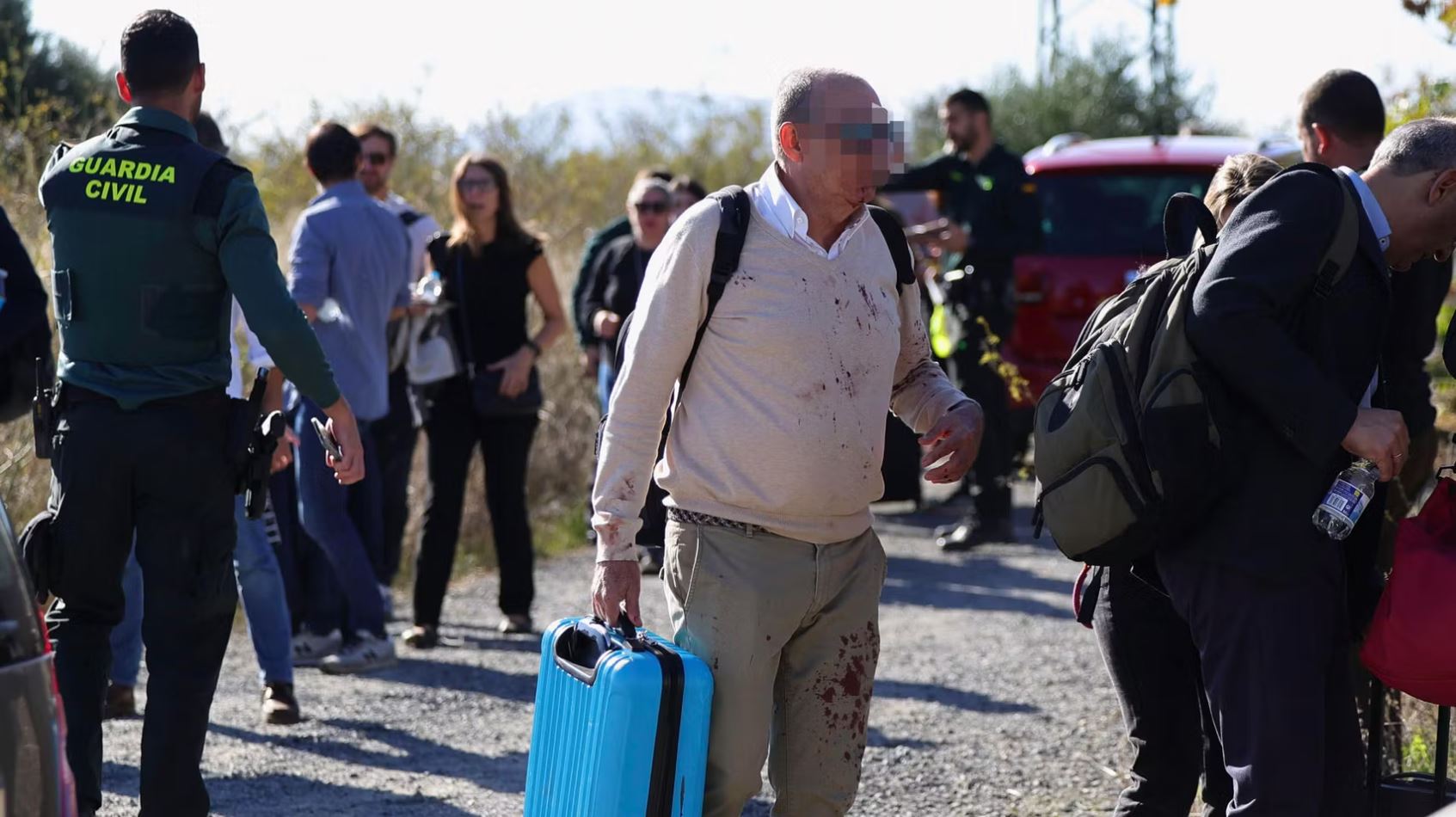 Η ισπανική Πολιτοφυλακή (Guardia Civil) απομακρύνει επιβάτες από τα τρένα που συγκρούστηκαν στην περιοχή Ούρδα, στο Τολέδο της Ισπανίας, στις 28 Οκτωβρίου 2026. (Φωτογραφία: Ismael Herrero)