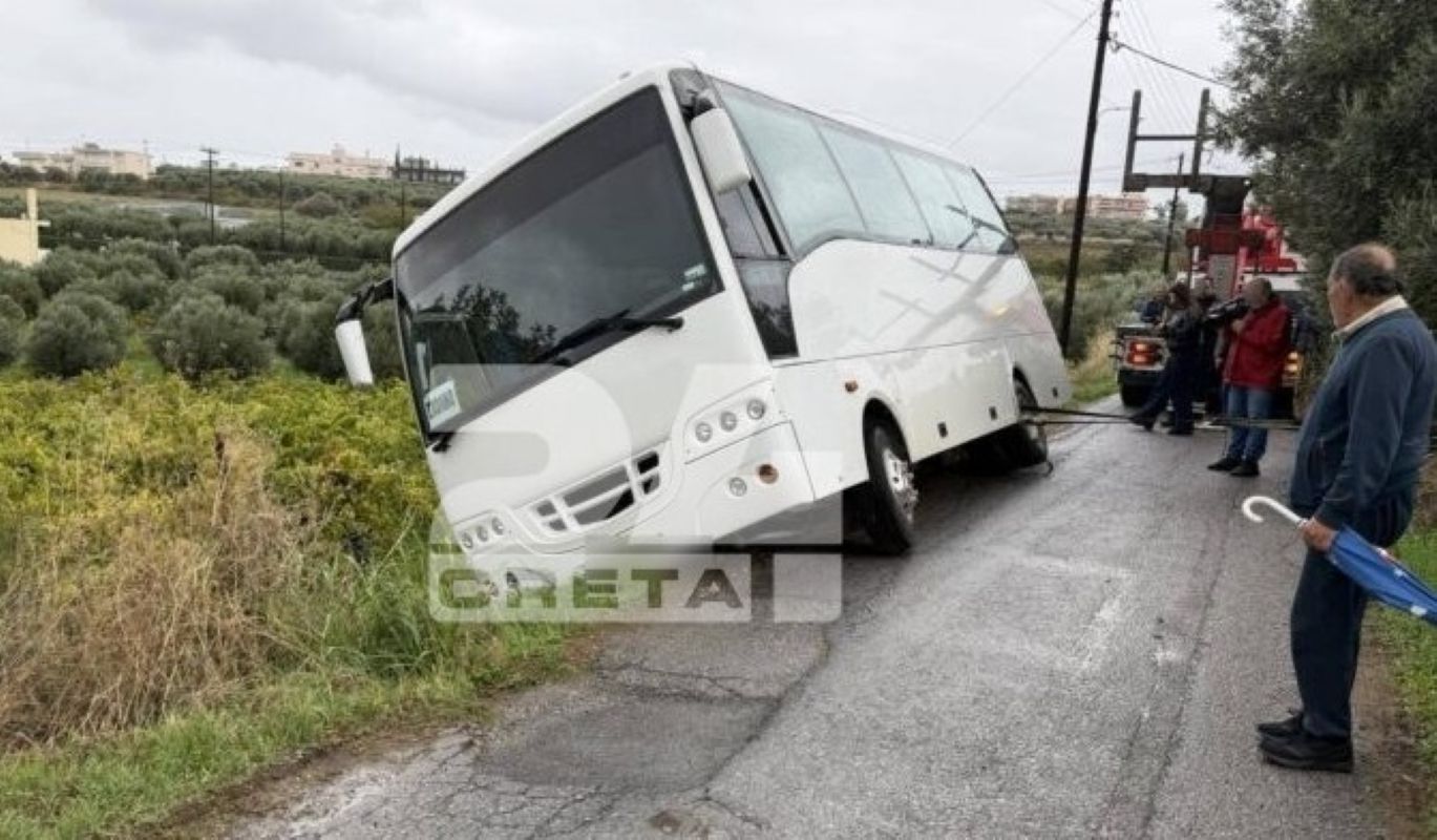 Ηράκλειο: Λεωφορείο που μετέφερε μαθητές δημοτικού βγήκε από το δρόμο και έπεσε στα πλάγια