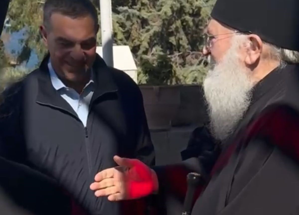 Τσίπρας: Μετά τη Σιμωνόπετρα επισκέφθηκε και το Βατοπέδι – Σε θερμό κλίμα η συνάντηση με τον γέροντα Εφραίμ