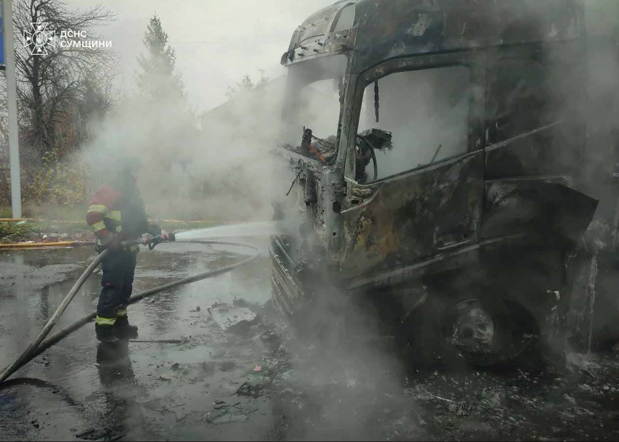 Πυροσβέστης επιχειρεί την κατάσβεση πυρκαγιάς σε κατεστραμμένο φορτηγό στην περιφέρεια Σούμι της Ουκρανίας, όπου καταγράφηκαν νέα ρωσικά πλήγματα. (Πηγή: @ZelenskyyUa/X)