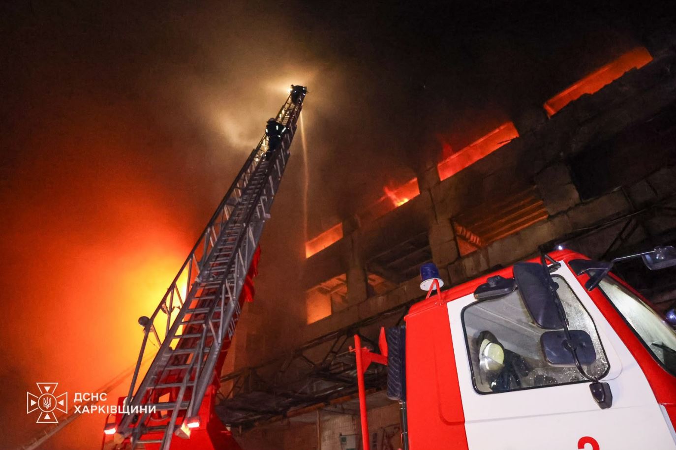 Πυροσβέστες χρησιμοποιούν ειδική κλίμακα για την κατάσβεση μεγάλης πυρκαγιάς σε κτίριο στην περιφέρεια Χαρκόβου, στην Ουκρανία. (Πηγή: @ZelenskyyUa/X)