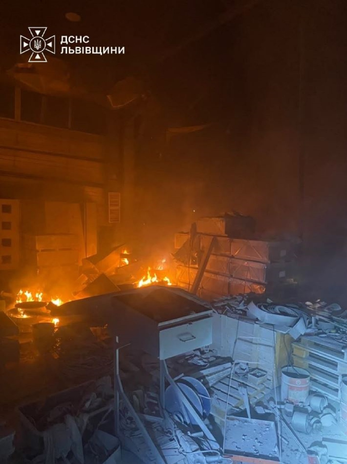 Φλόγες και συντρίμμια στις εγκαταστάσεις επιχείρησης στην κοινότητα Ζόβκβα, στην περιφέρεια του Λβιβ της δυτικής Ουκρανίας, μετά από ρωσική επίθεση με drone τα ξημερώματα της Τετάρτης 21 Οκτωβρίου 2026. Από το πλήγμα τραυματίστηκαν δύο εργαζόμενοι. Φωτογραφία: Κρατική Υπηρεσία Αντιμετώπισης Εκτάκτων Αναγκών της περιφέρειας Λβιβ