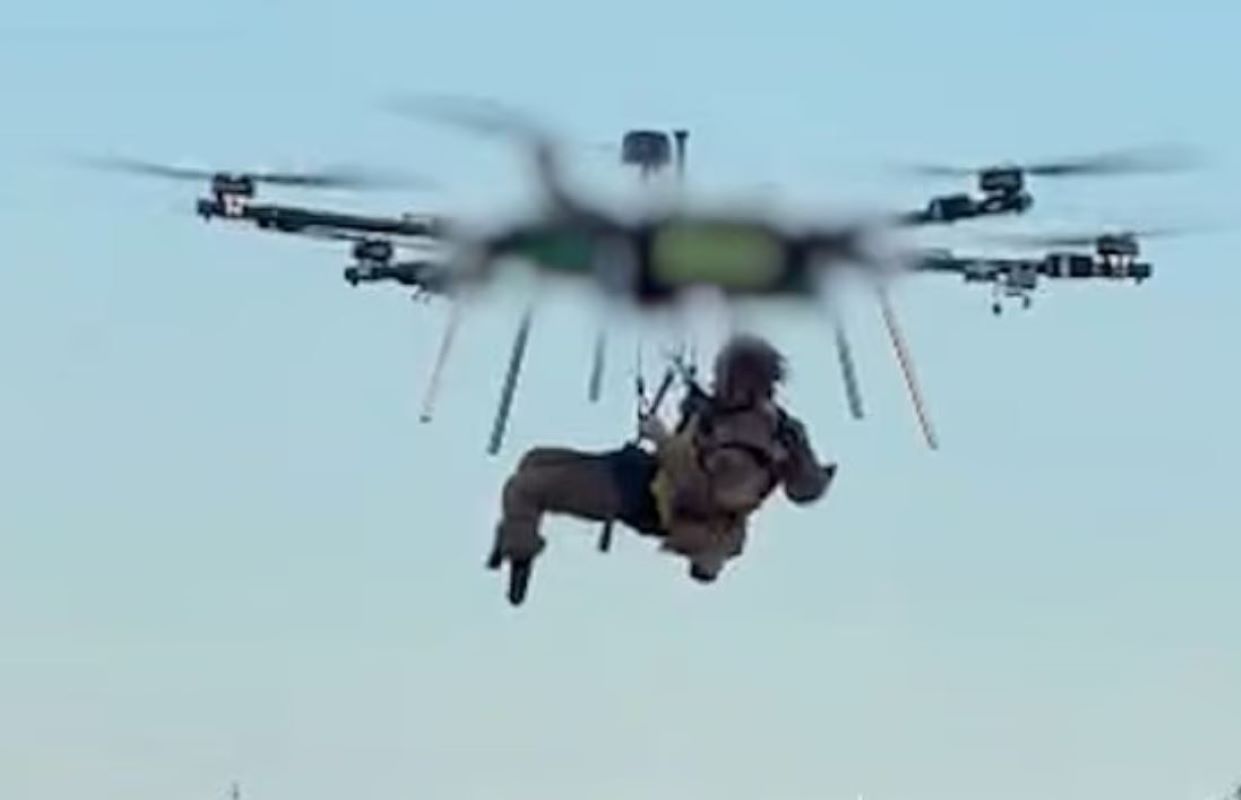 Ιστορική πρωτιά: Ουκρανικό drone διέσωσε τραυματισμένο στρατιώτη ανυψώνοντάς τον στον αέρα – ΒΙΝΤΕΟ