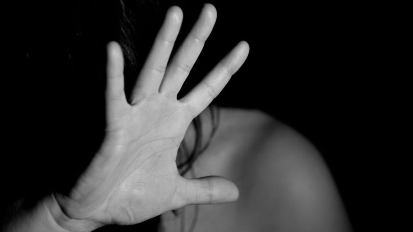 Φρίκη στη Θεσσαλονίκη: Για βιασμό της ίδιας της μητέρας της κατηγορείται 39χρονη – Έχει καταδικαστεί για σεξουαλική κακοποίηση 10χρονης