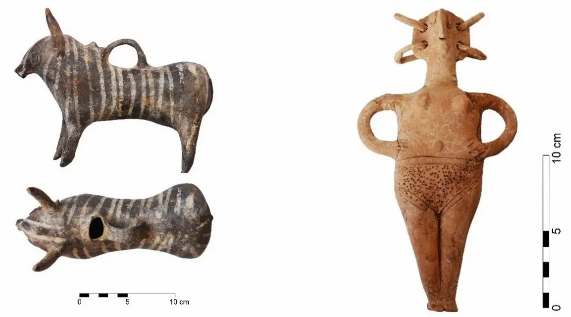 Ειδώλιο σε σχήμα βοοειδούς (ρυτό), 1350–1300 π.Χ. και γυναικείο ειδώλιο με κεφάλι πουλιού, 1350–1300 π.Χ. που βρέθηκαν στην τοποθεσία. Πηγή: Υπουργείο Πολιτισμού