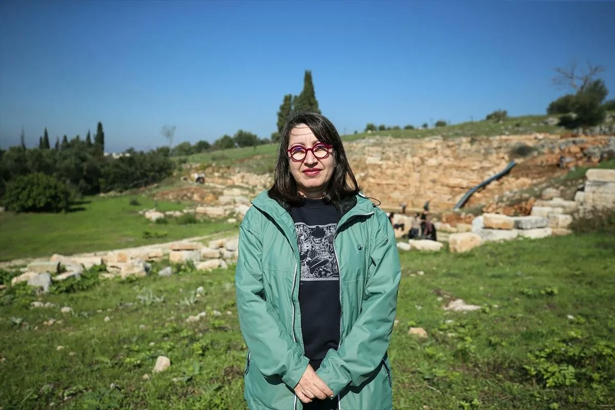 Η καθηγήτρια Ντεριά Σαχίν (Derya Şahin) του Πανεπιστημίου Bursa Uludağ, διευθύντρια των ανασκαφών στην Απολλωνία επί του Ρυνδακού, στο αρχαίο θέατρο. Φωτογραφία: Πρακτορείο Anadolu